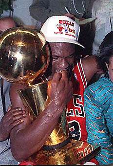 MJ ciska mistrzowskie trofeum