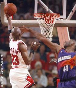 Michael Jordan zdobywa kolejne punkty
