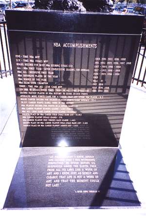 Osignicia Michaela Jordana wypisane na cokole pomnika